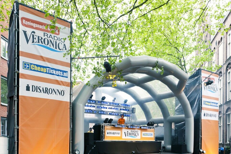 Acquistare un podio mobile dalla JB Gonfiabili. Podio mobile gonfiabile per eventi e festival